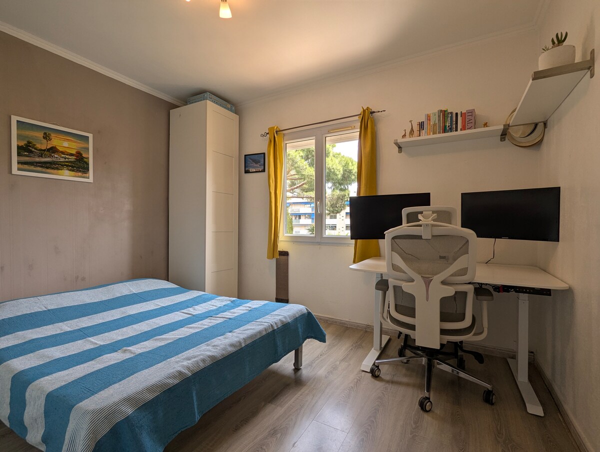 Krevet je kauč na razvlačenje, dimenzija 190 x 140 cm. U sobi se nalazi i garderoba i radna stanica s dva zaslona.