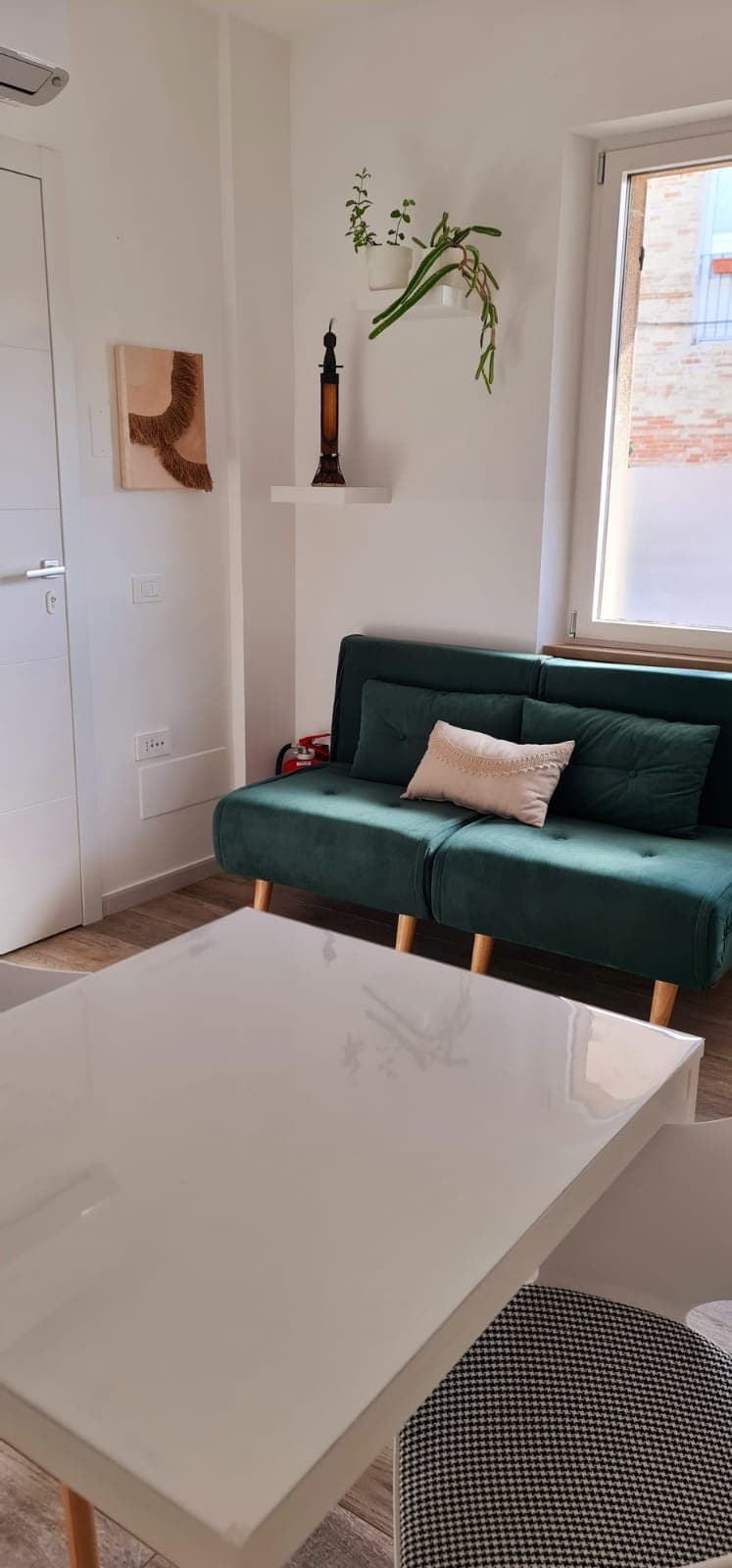 Meza inaweza kupanuliwa: telezesha miguu na ufungue sehemu ya kuongeza. Sakafu inalindwa na kitambaa cha meza kinachoonekana, ambacho kinaweza kutakaswa kwa urahisi ili kula kwa amani. Inatosha kuepuka kugusa vyungu vya moto moja kwa moja.
