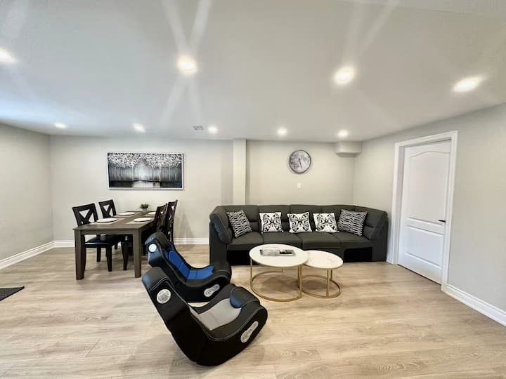Cozy Below: Your Hideaway Awaits - Newmarket
