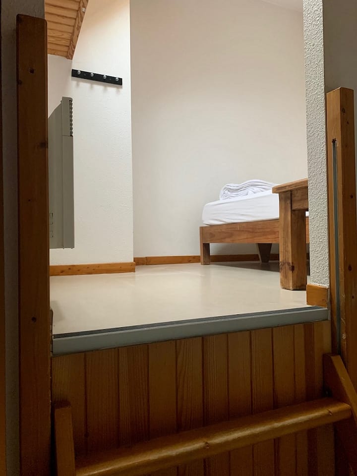 ETAGE : accès à la mezzanine lit double.