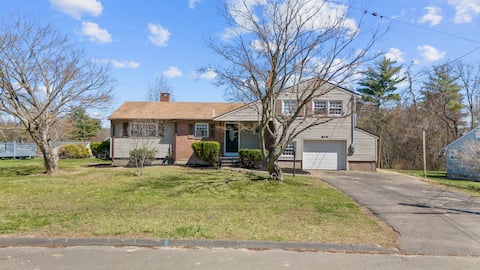 4BR/1.5 BA Comfy Windsor Stay Close to BDL