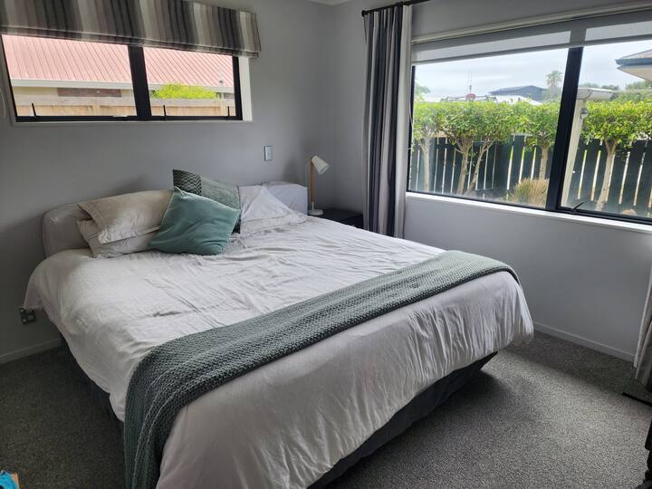 Veľká manželská posteľ v hlavnej spálni