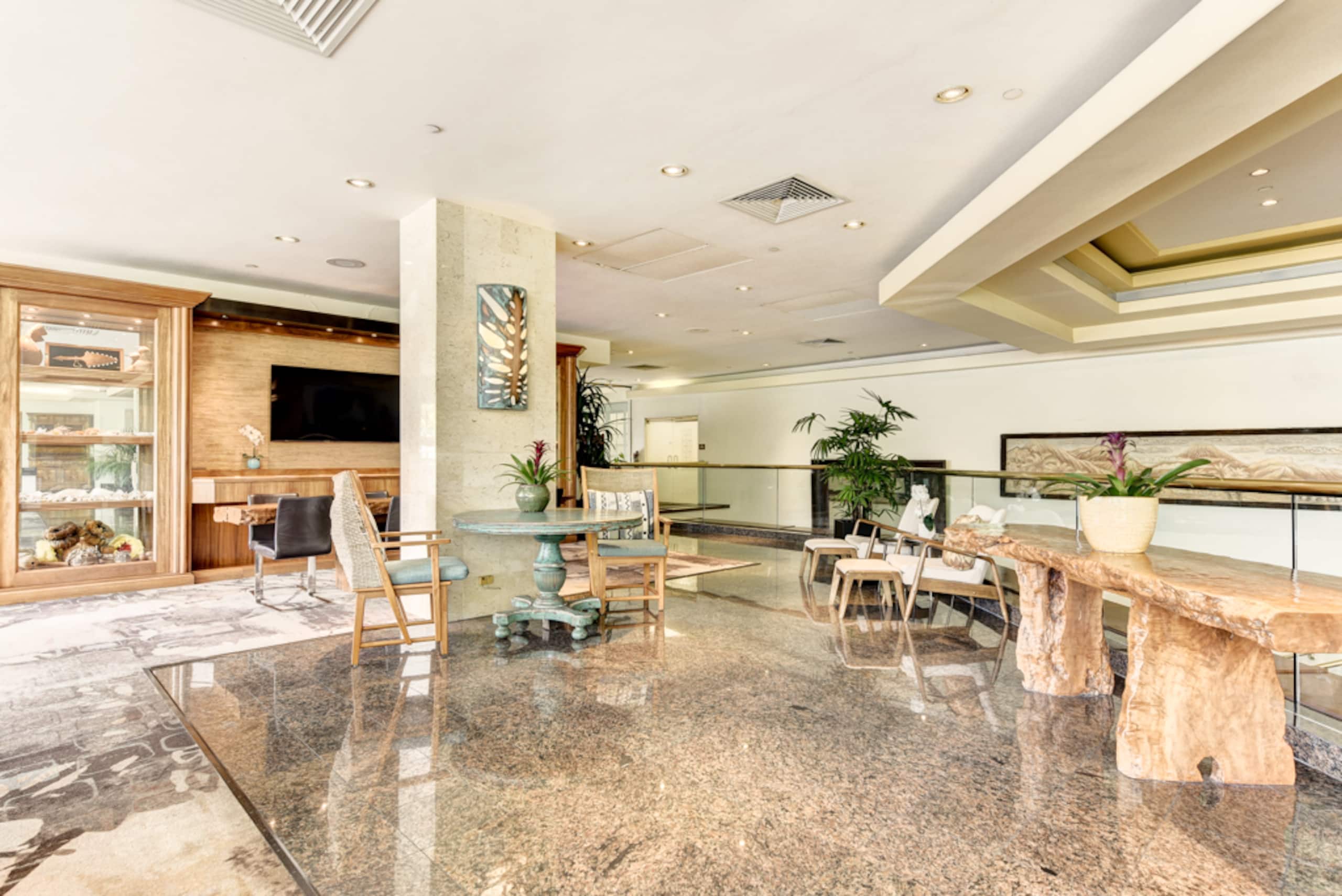 Bright Central Studio at Luana Hotel + Suites - Image 20