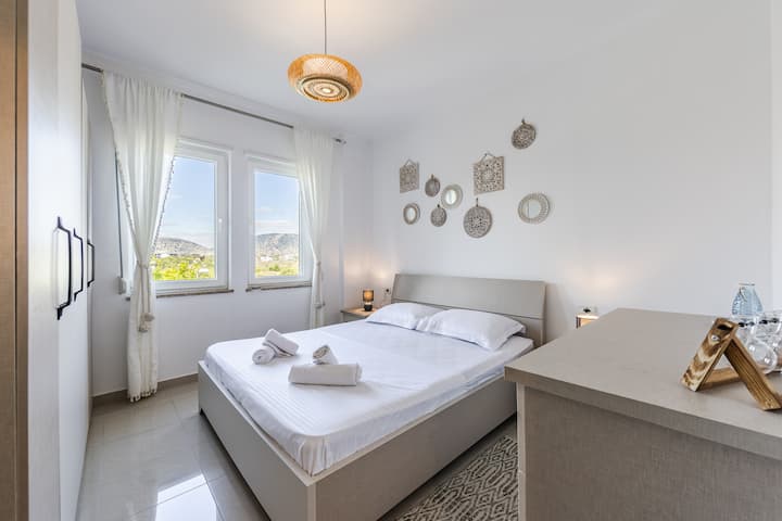 Dormitorio con cama doble