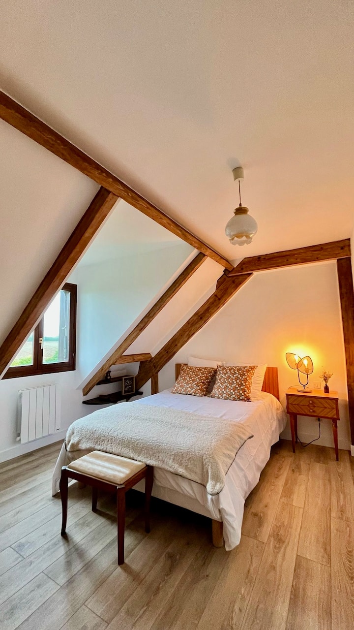 Chumba cha kulala cha watu wawili juu ya ghorofa.