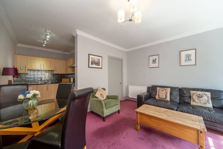 2 Bed Royal Mile Apartment - Edinburgh