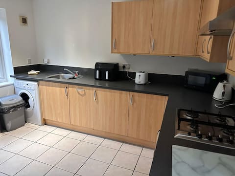 HUGE 6 Bed house with driveway