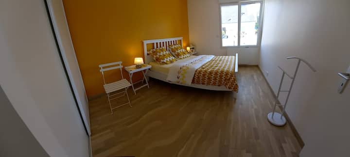 ห้องนอนกว้างขวางและสว่างพร้อมเตียงควีนไซส์ (160 ซม.) ที่เก็บของและเก้าอี้นวม การตกแต่งเรียบง่ายและอบอุ่น เหมาะสำหรับการเข้าพักที่สะดวกสบาย