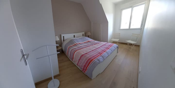 ห้องนอนสว่างพร้อมเตียงคู่ ตู้เสื้อผ้า ที่วางเสื้อผ้า และพื้นที่นั่งเล่น ห้องนอนเดียวที่มีเตียงคู่ (140 ซม.) เหมาะสำหรับการเข้าพักที่อบอุ่น