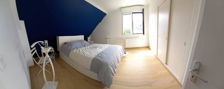     ห้องนอนอบอุ่นพร้อมเตียงควีนไซส์ (160 ซม.) ตู้เสื้อผ้าพร้อมไม้แขวนเสื้อ ที่เก็บของใต้เตียง การตกแต่งที่ทันสมัยและสะอาด เหมาะสำหรับคู่รักที่ต้องการพื้นที่ที่สะดวกสบายและใช้งานได้ดี

