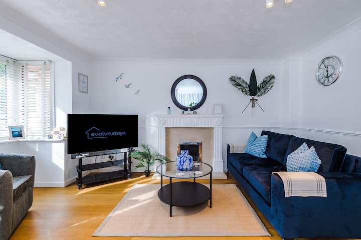 4br Home For 8 | Kitchen + Parking In Northwich - Knutsford