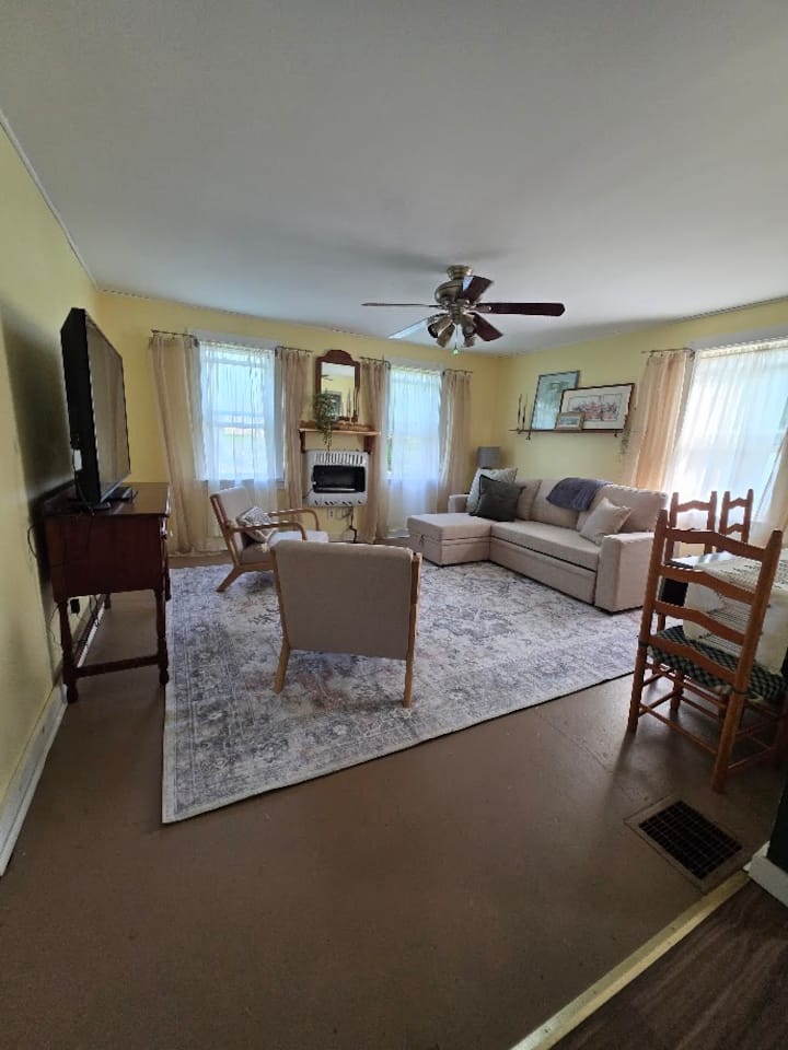 The Yellow Rose Cottage - Sackets Harbor, NY