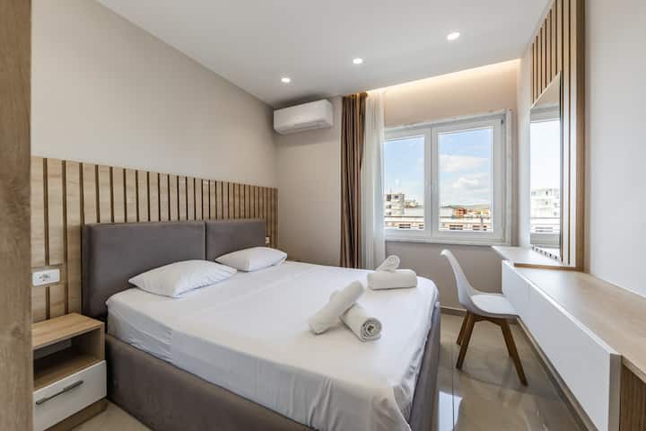 חדר שינה עם מיטה זוגית