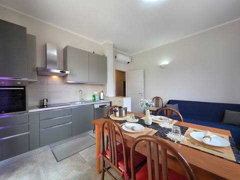 [200m from Beach] New Central Apt – A/C & WiFi