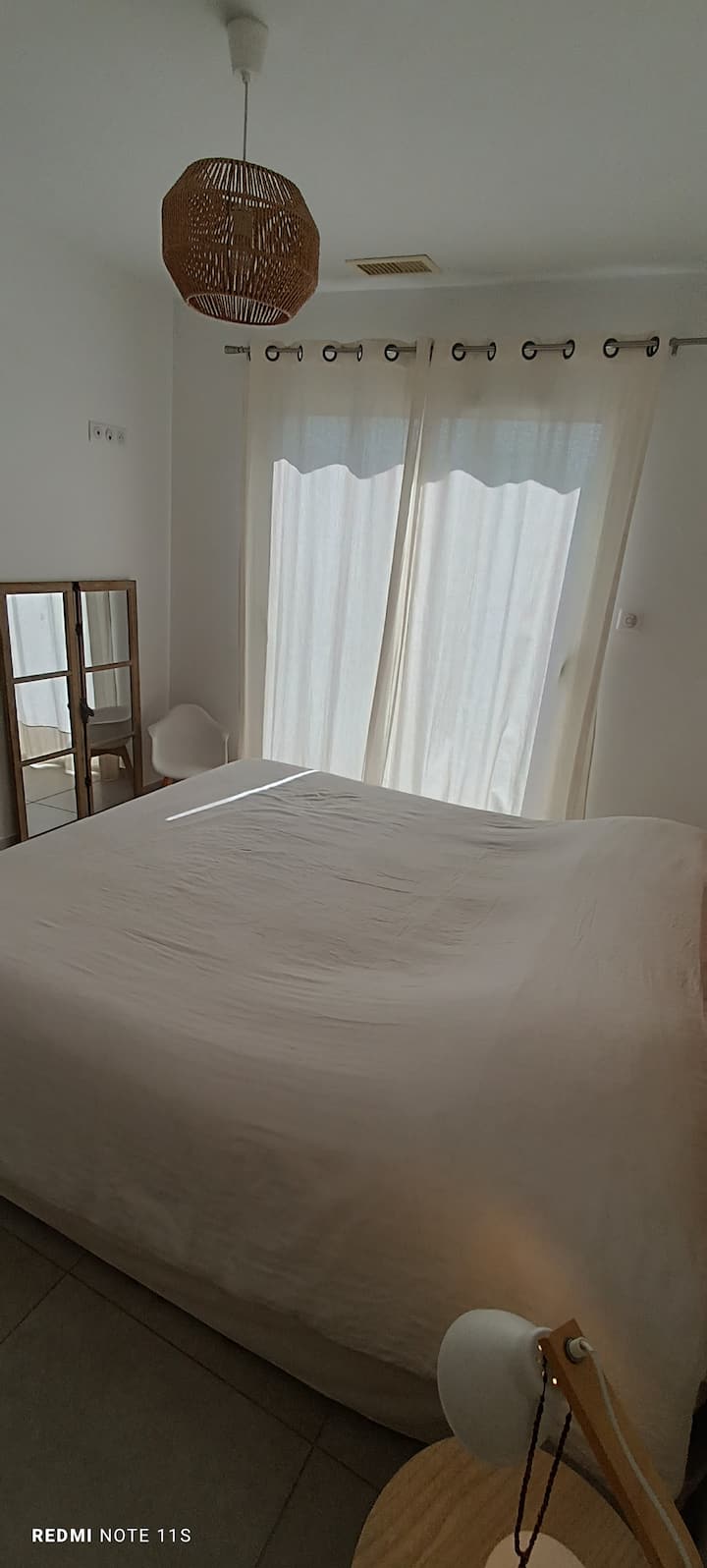 Dhomë gjumi në suitë me dhomë të madhe zhveshjeje dhe banjë private. Krevat me shkumë memorieje rehatie në 180 cm x 200 cm. Pamje nga pishina dhe kulla e kambanës së fshatit. 