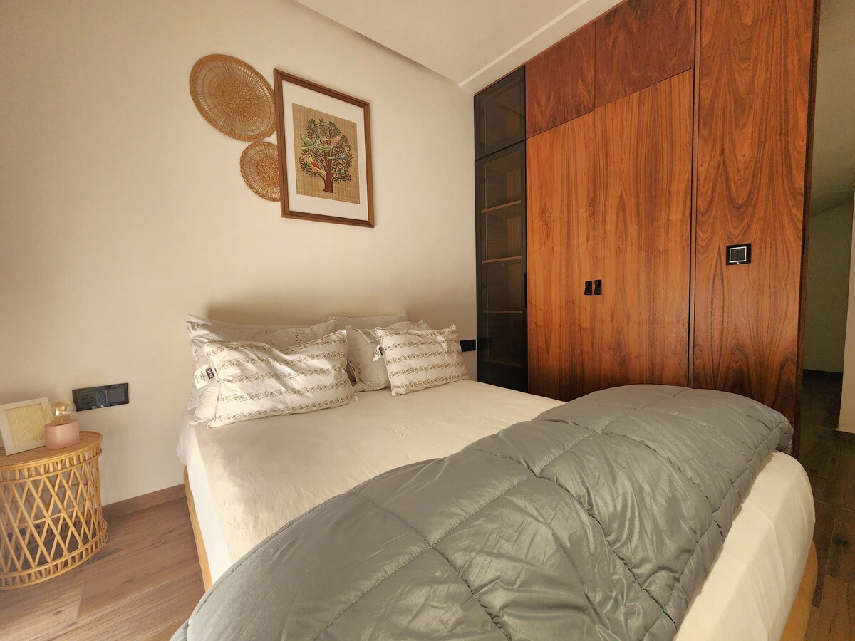 Уютна втора спалня със 160-сантиметрово легло и вградено място за съхранение