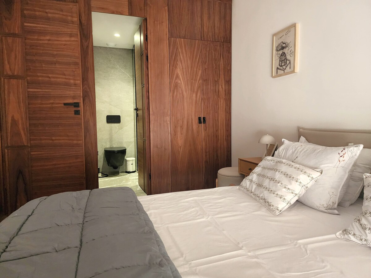 Успокояващ главен апартамент със 160 см двойно легло и самостоятелна баня.