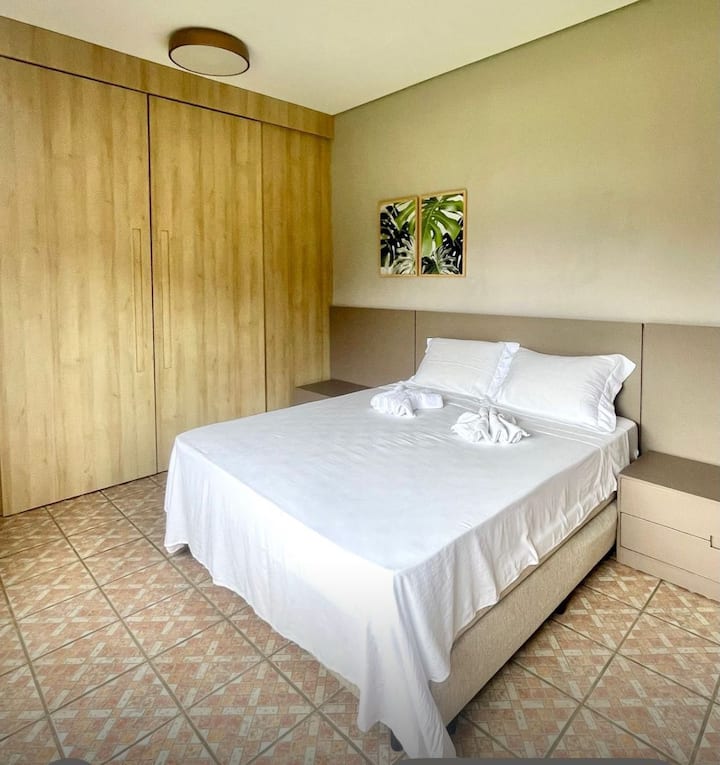 Главен апартман со тоалет, брачен кревет (широк 150-179 см), плакар, балкон и 1 дополнителен единечен душек.
Привилегиран поглед!!!