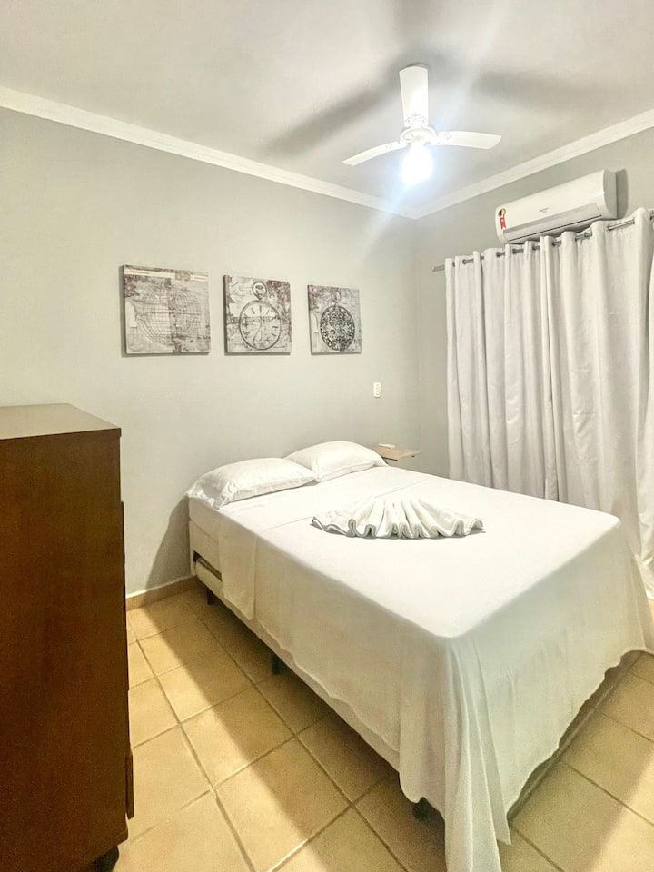 Апартман за парови 02:
има внатрешна бања и фиока за сместување на облека и обувки.