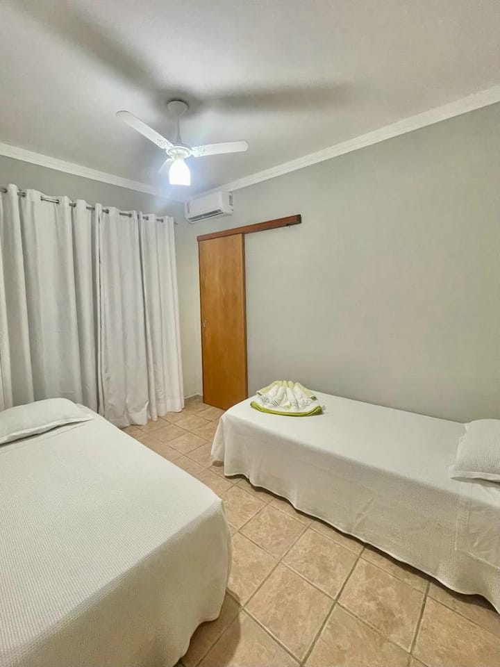 Соба 03 , со 02 двокреветни кревети во кои може да се сместат до 04 лица , има плакар и се наоѓа до главната бања на куќата