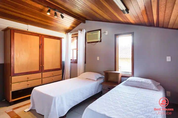 Спална соба 04 - има 2 единечни кревета кои може да се спојат за да формираат двоен кревет и 2 дополнителни душека, ако е потребно за да се сместат повеќе луѓе. Исто така, има гардероба за закачалки и 4 фиоки за облека, како што е прикажано на сликата