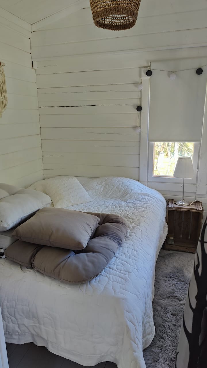 这间2015年建造的小木屋的第二间卧室配有一张120厘米宽的双人床。