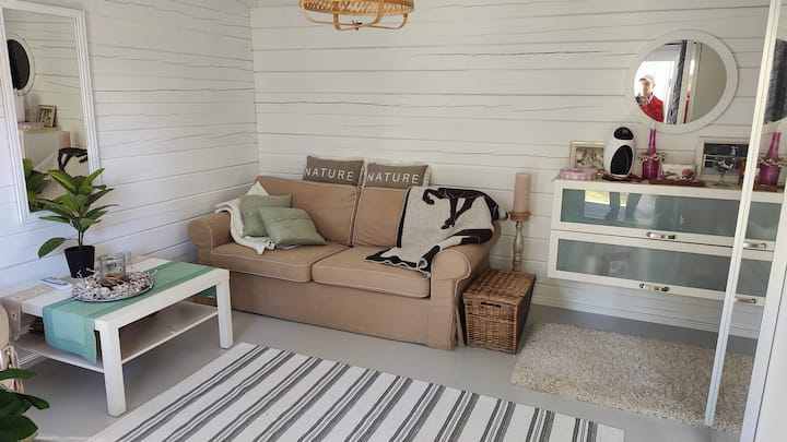 图片显示了上层小屋的沙发床，宽120厘米。 上层小屋还配有空气源热泵。