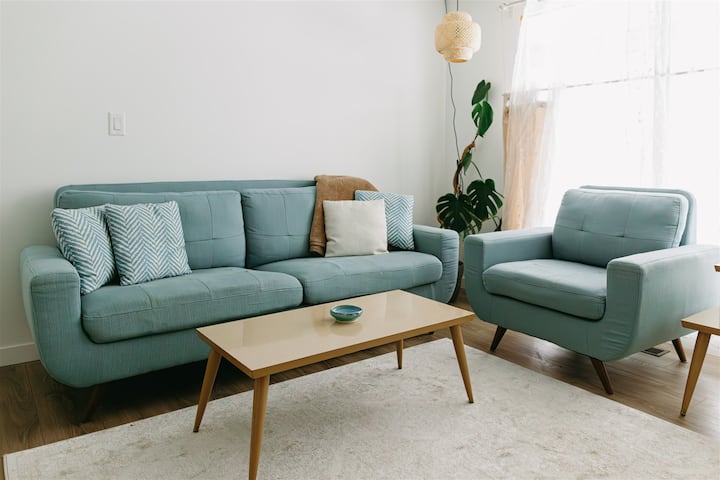 Bright Two Bedroom Suite, Close To Downtown! - Golden