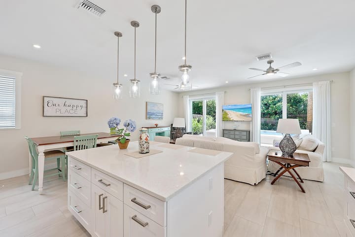 Movie Theater, Heated Pool, & Sauna - Luxe 4br - West Palm Beach, FL