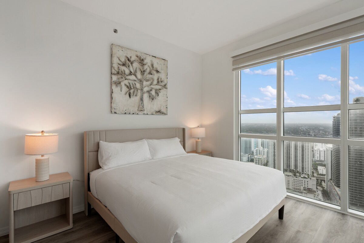 Отпуснете се в суперголямото двойно легло с чаршафи с хотелско качество, плюшени възглавници и затъмняващи завеси за спокоен сън