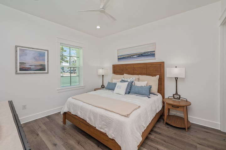 Chumba cha kwanza cha kulala: Chumba cha kulala cha kifalme chenye bafu la kujitegemea (hulala 2)