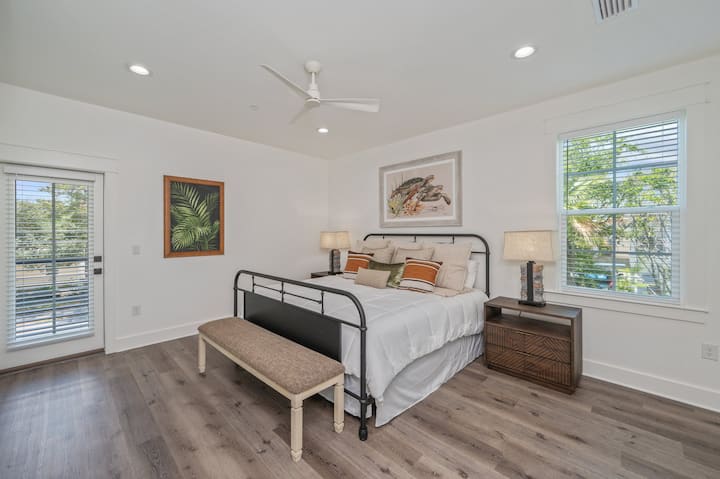 Chumba cha kulala cha 4 picha ya kwanza: Chumba cha kulala cha kifalme chenye bafu la kujitegemea (hulala 2)