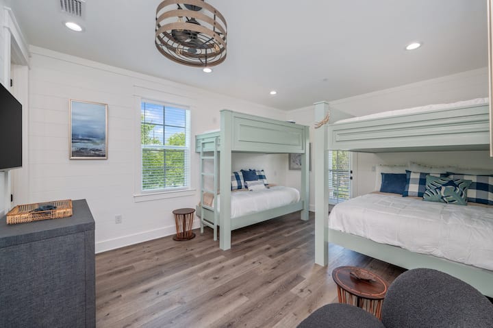 Chumba cha 6 cha kulala Picha ya 1: Chumba cha kulala chenye mapacha juu ya mapacha na mapacha juu ya ghorofa ya kifalme na bafu la kujitegemea (hulala 6)