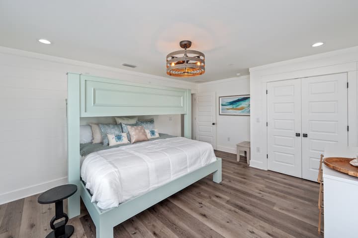 Chumba cha kulala cha 8 Picha ya 1: Pacha juu ya kitanda cha ghorofa ya kifalme kilicho na bafu la kujitegemea (hulala 3)