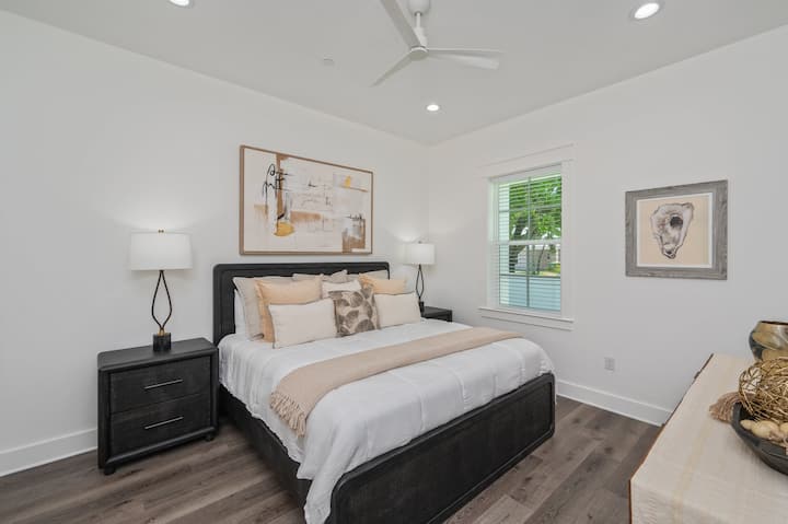 Chumba cha kulala cha 2 picha ya 1: Chumba cha kulala cha kifalme chenye bafu la kujitegemea (hulala 2)