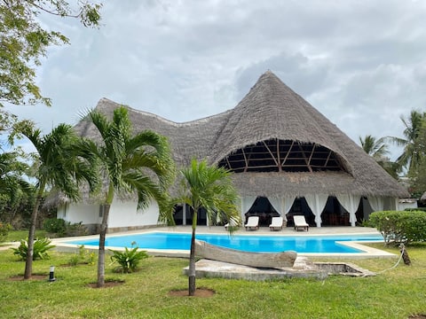 Private Villa With Pool - 5 BR close to the Beach