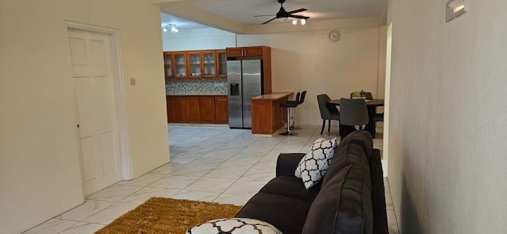 Spacious  & Comfortable 2-bed Apartment, Sleeps 4 - Grenade