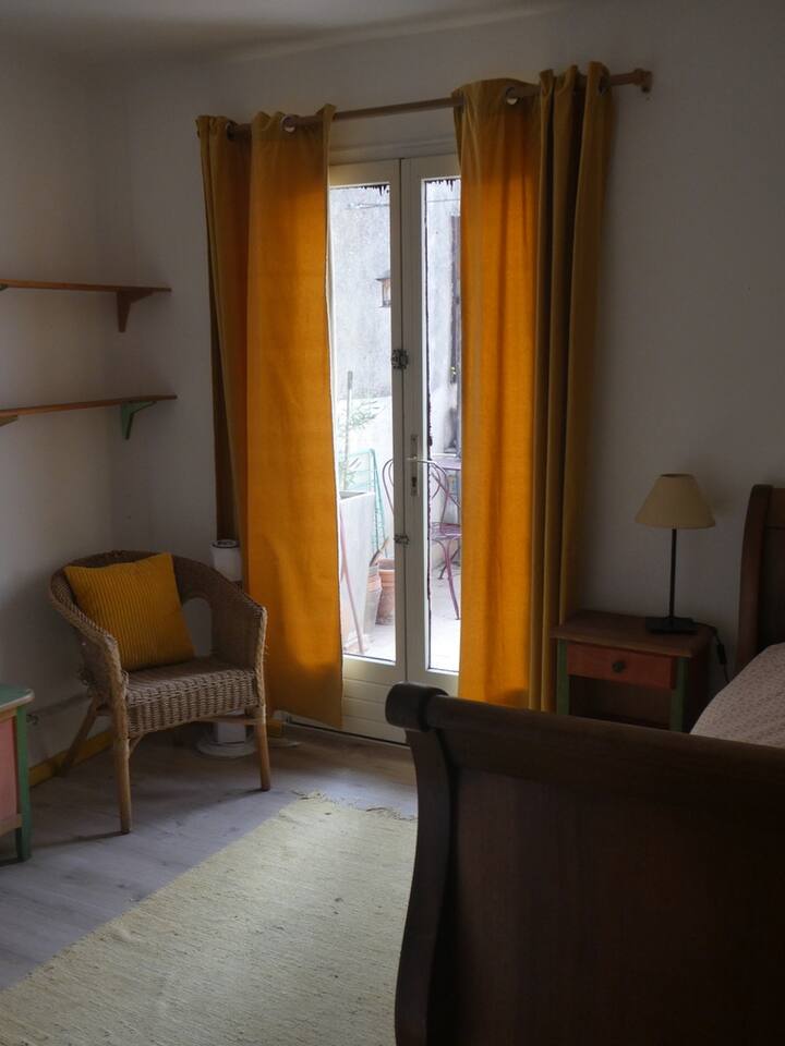 Spálňa na terase a jej jednolôžko