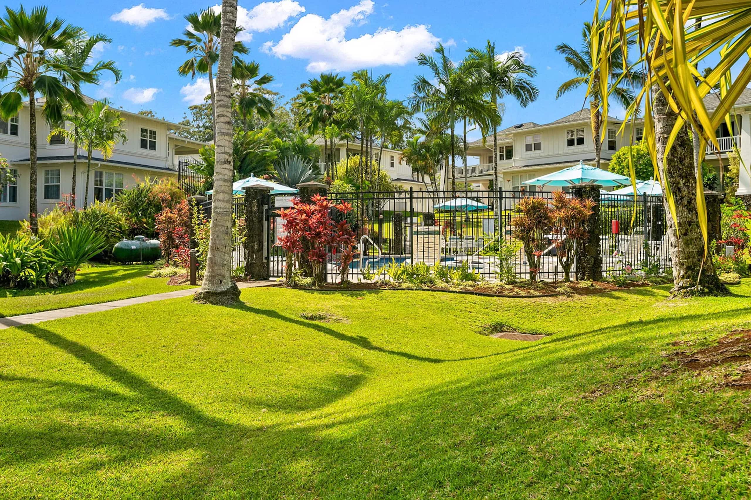 Tropical condo facing pool, lawn, & hot tub! - Image 30