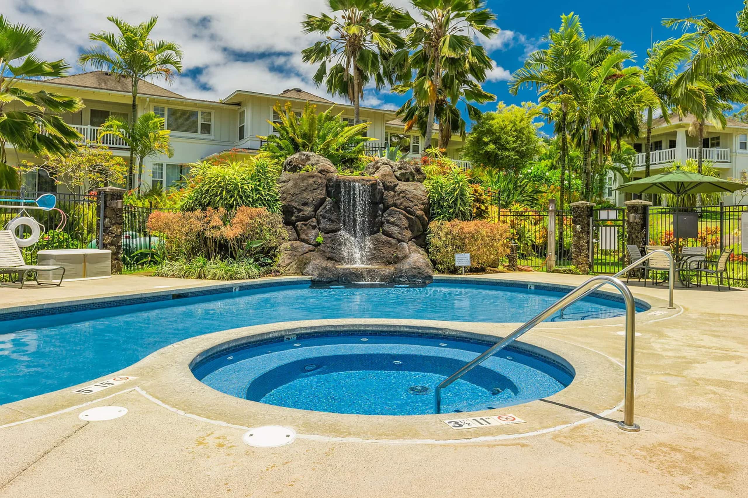 Tropical condo facing pool, lawn, & hot tub! - Image 41