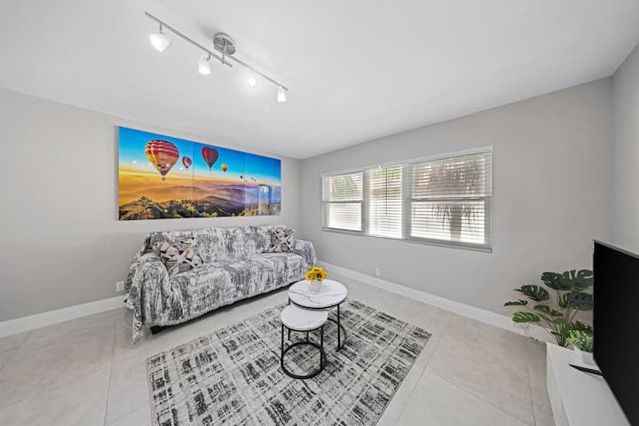 Trendy 1 Bedroom Condo - Pembroke Pines, FL