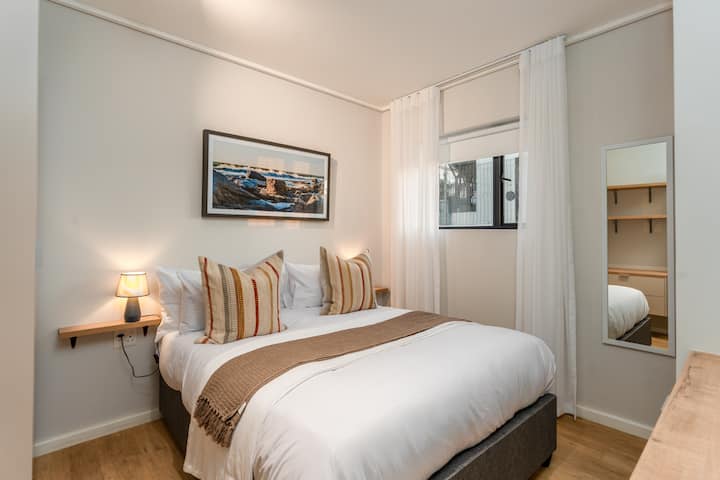 Servicios en la habitación: secador de pelo, adaptadores, ropa de cama y ropa de cama de calidad hotelera. 