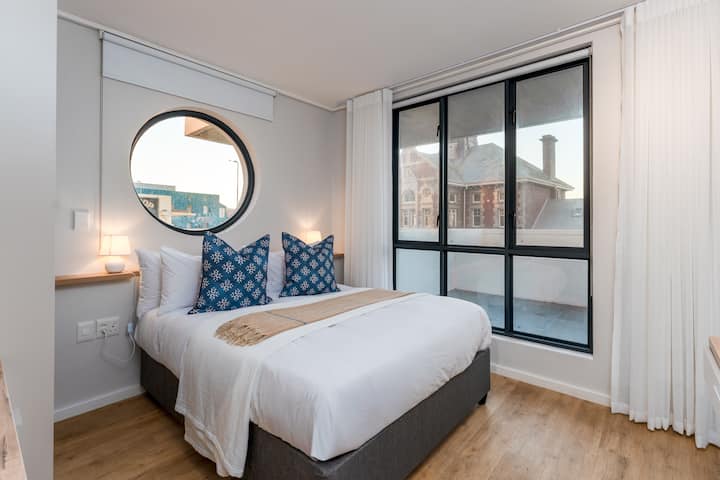 La habitación es funcional y lujosa, y ofrece un refugio sereno con sutil sofisticación