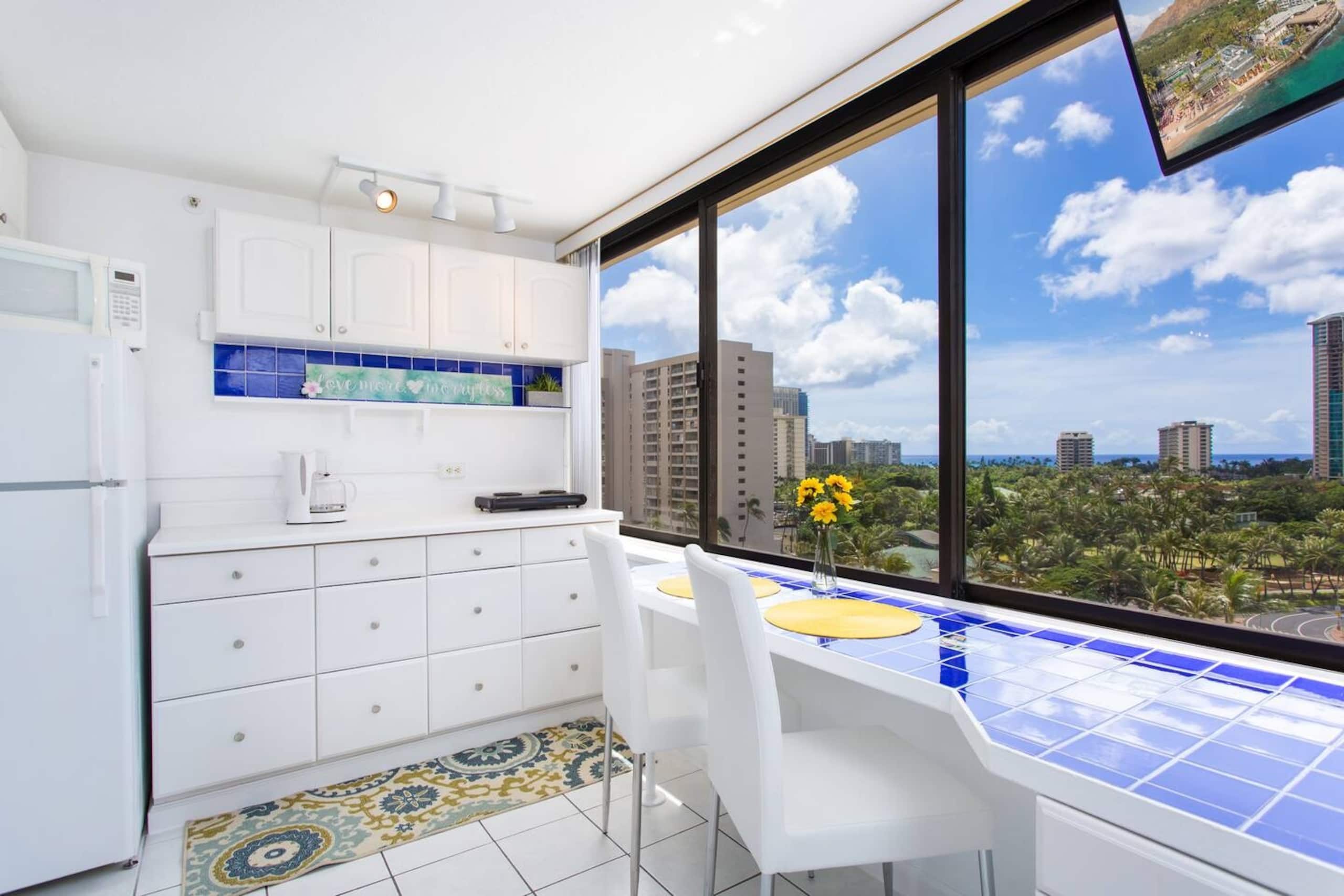 Ocean Blue studio and view King bed! - Image 2