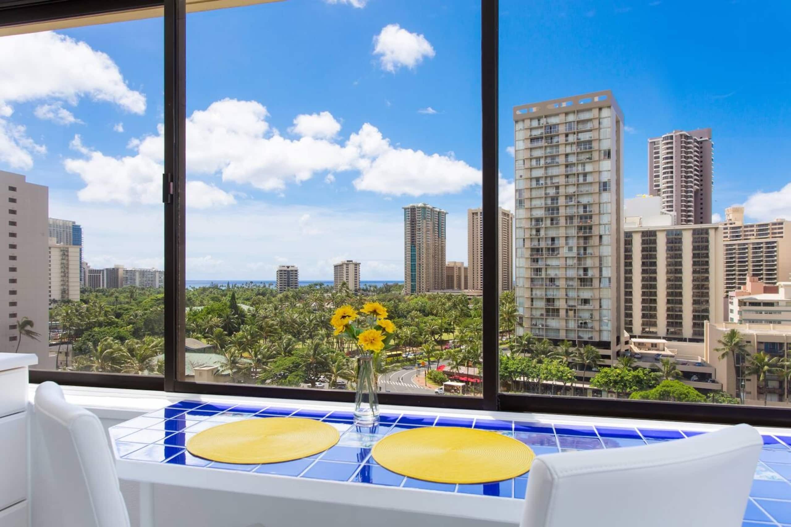 Ocean Blue studio and view King bed! - Image 1