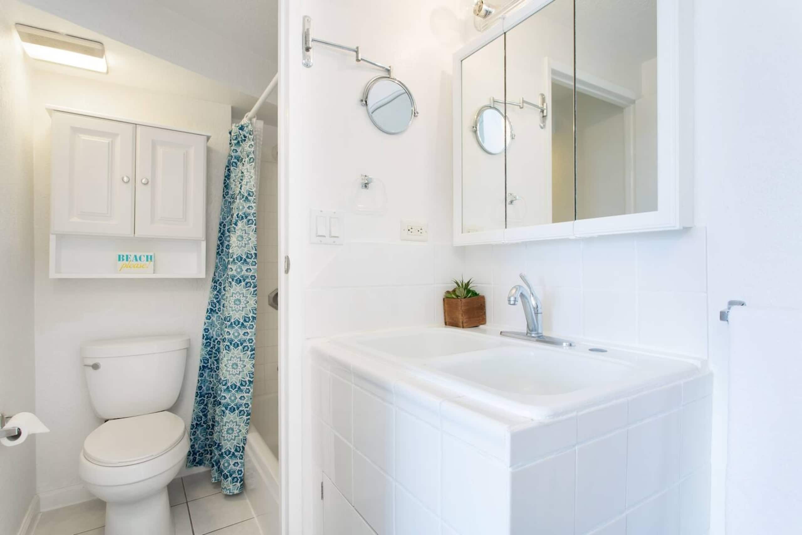 Ocean Blue studio and view King bed! - Image 3