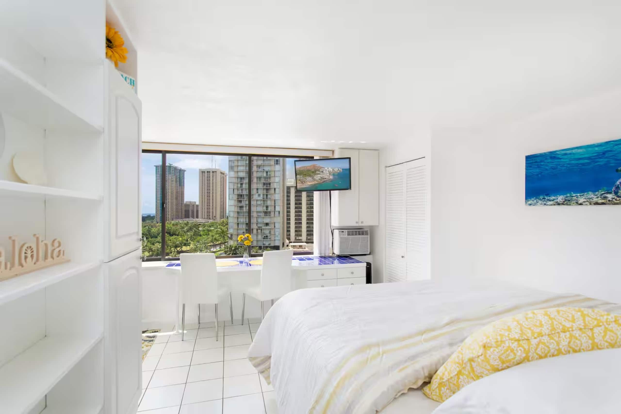 Ocean Blue studio and view King bed! - Image 5