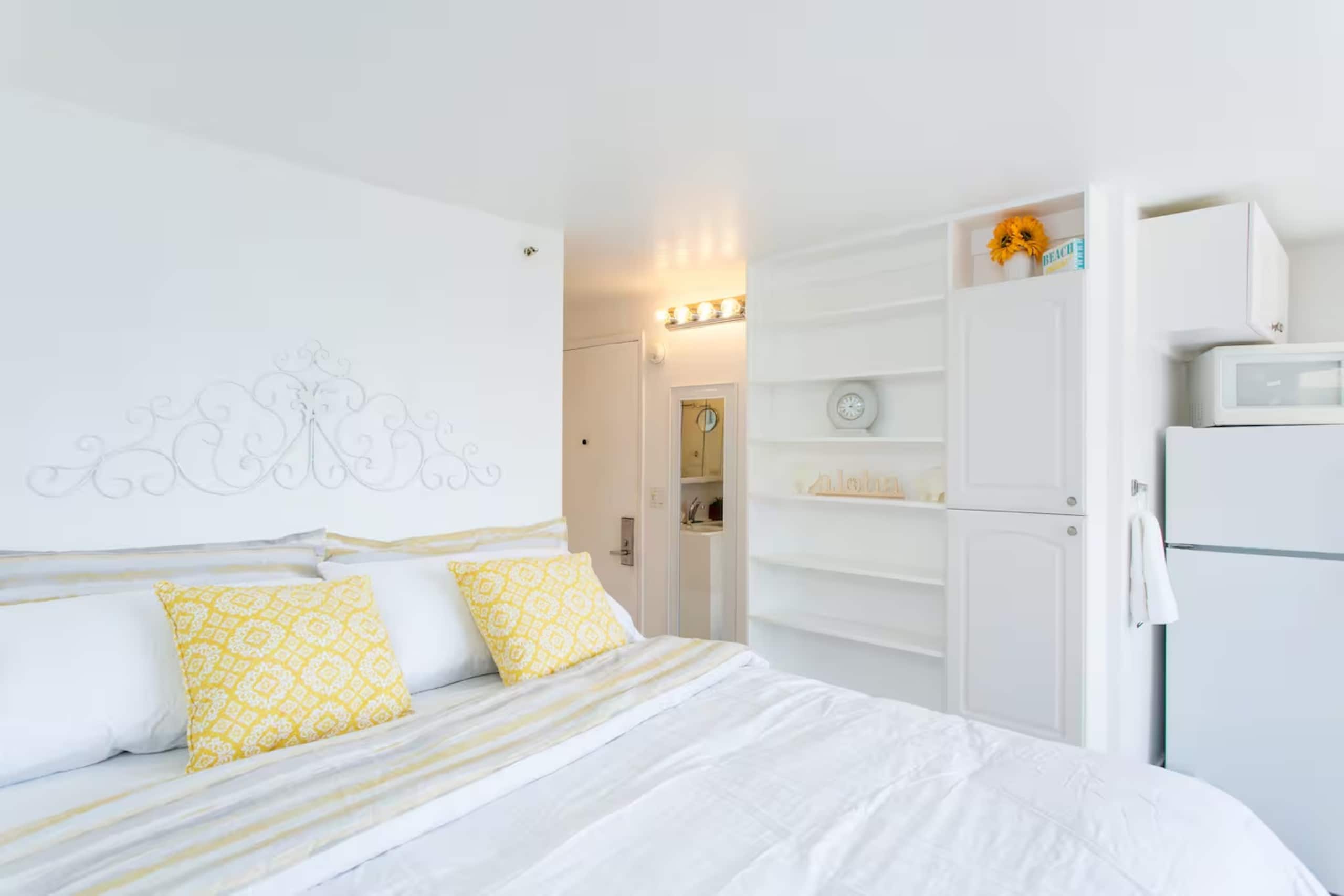 Ocean Blue studio and view King bed! - Image 6