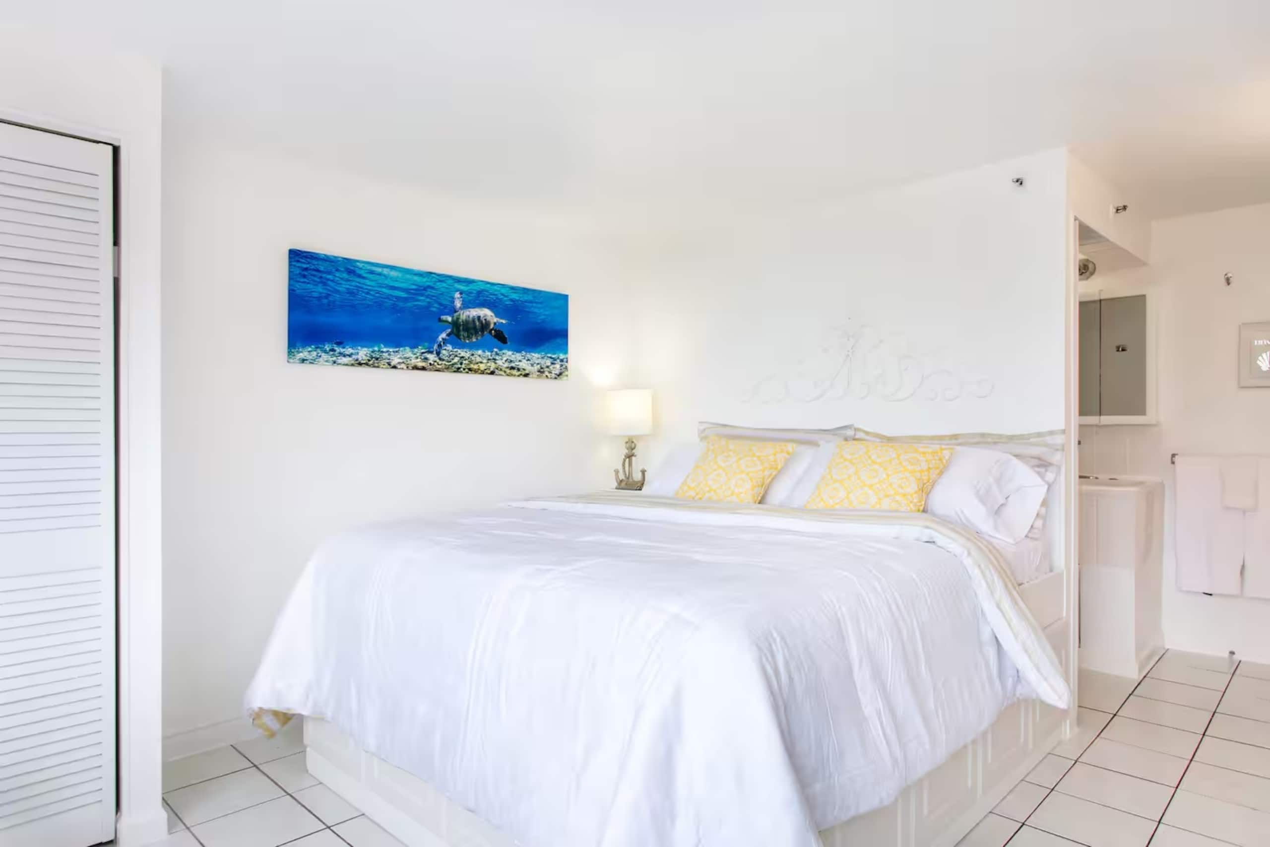 Ocean Blue studio and view King bed! - Image 7