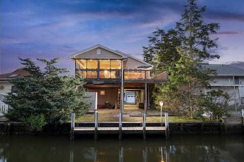 Waterfront Retreat | Kayaks, Deck, Mins to Beach